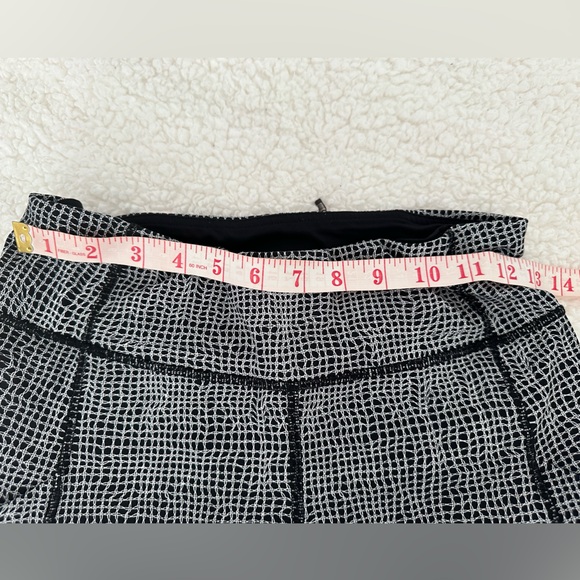 Lululemon pants in great condition. Size 6. - Picture 11 of 13